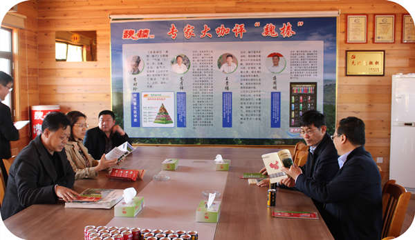 諸城市供銷合作社聯(lián)合社 黨委書記  理事會(huì)主任  孫培玲來(lái)基地座談服務(wù)三農(nóng)工作