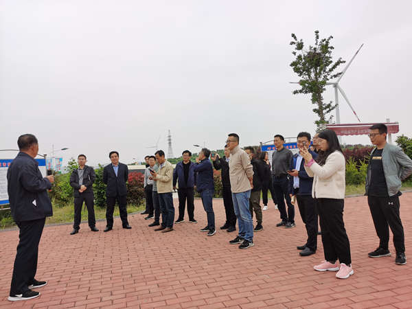 新華社、光明日報、經(jīng)濟日報、農(nóng)民日報、科技日報等國家級媒體記者團到公司進行諸城模式專題采訪